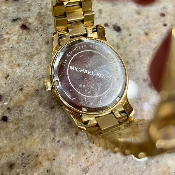 Michael Kors Gold Watch, needs battery - Picture 5 of 5